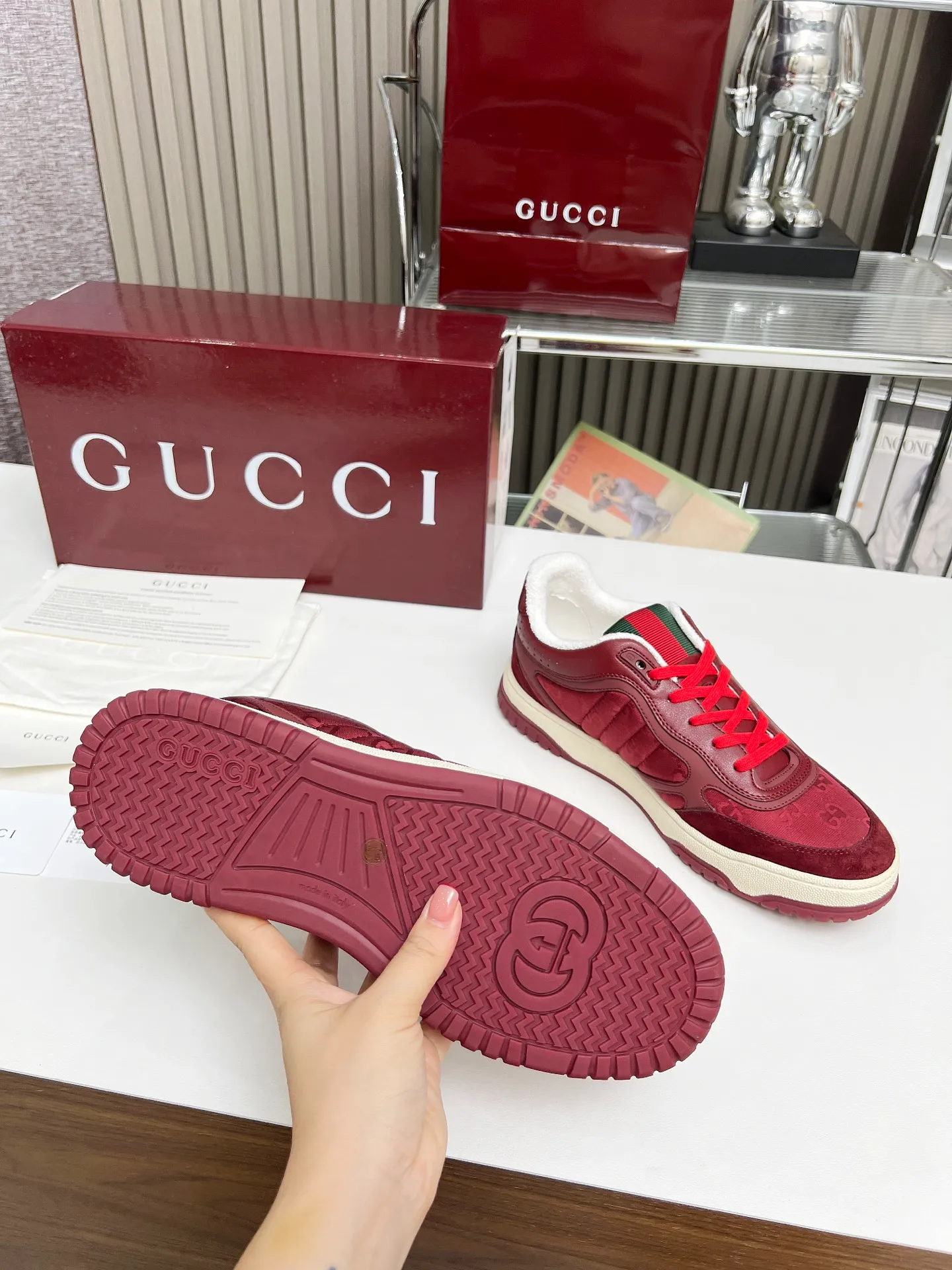[G Home] P: 600💰 Couple size: Female 35-40. Male 39-44 (45 custom-made) 🆕2025.GUCC Gucci original order quality The latest popular high and low top aged couple sneakers series shipped original purchase development and production, this high and low top sneakers adopt a basketball-style silhouette design, cleverly integrated with hollow panels and distressed effects, showing unique ingenuity. The ingenuity incorporates brand logo details such as interlocking Double G styling accessories and Gucci lettering, a low-key tribute to the brand's design heritage. Exquisite packaging at the delivery counter 🛍📦 ▪️ Fabric: Original customized imported first-layer cowhide ▪️ Inner lining: Imported first-layer cowhide ▪️ Sole: Original molded two-color TPU sole ▪️ Sole thickness: 3cm